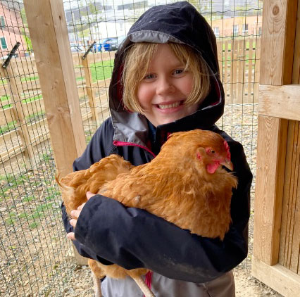 enfant avec une poule